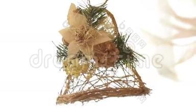 用树枝、装饰饰品、圣诞装饰品制成的装饰钟